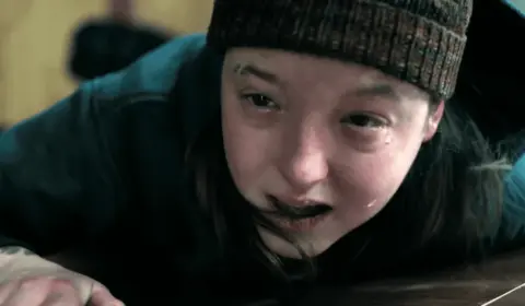 Bella Ramsey rebate críticas à série de The Last of Us: “Se odeia tanto assim, joga o jogo”