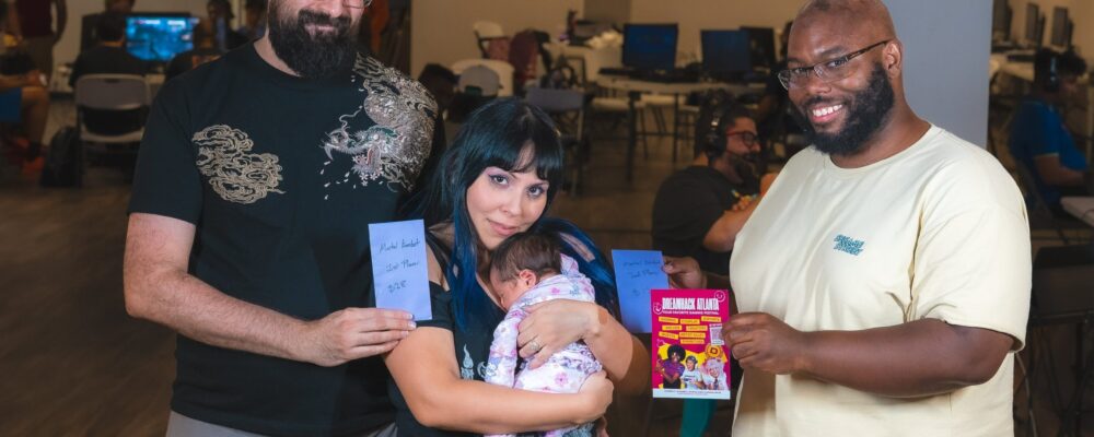 Mulher vence torneio de Mortal Kombat com bebê recém-nascido nos braços