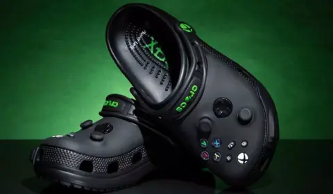 Crocs e Xbox lançam sandália gamer inspirada no console