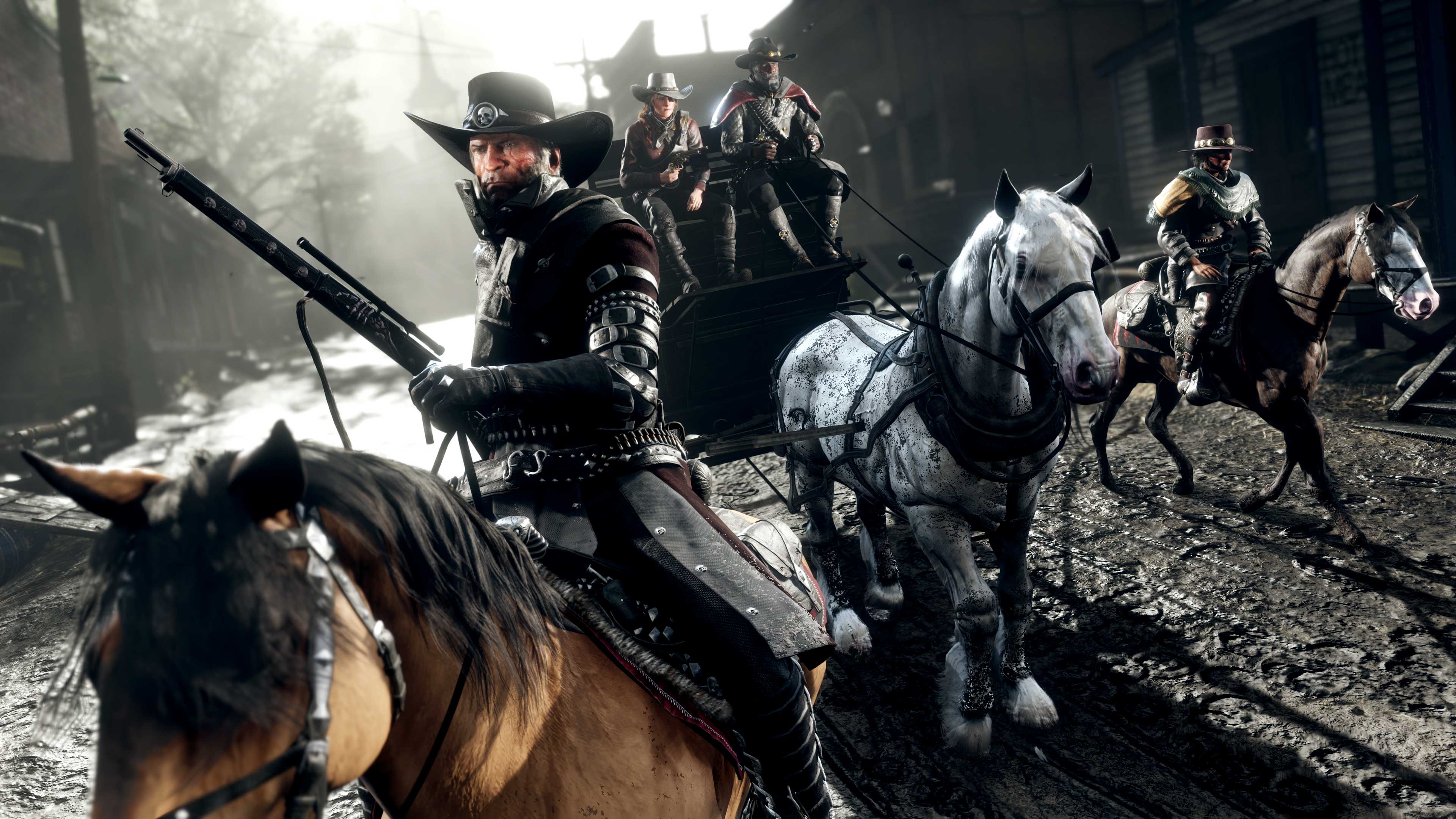 Dois personagens armados de Red Dead Online cavalgam próximo a uma carruagem conduzida por outros dois personagens.