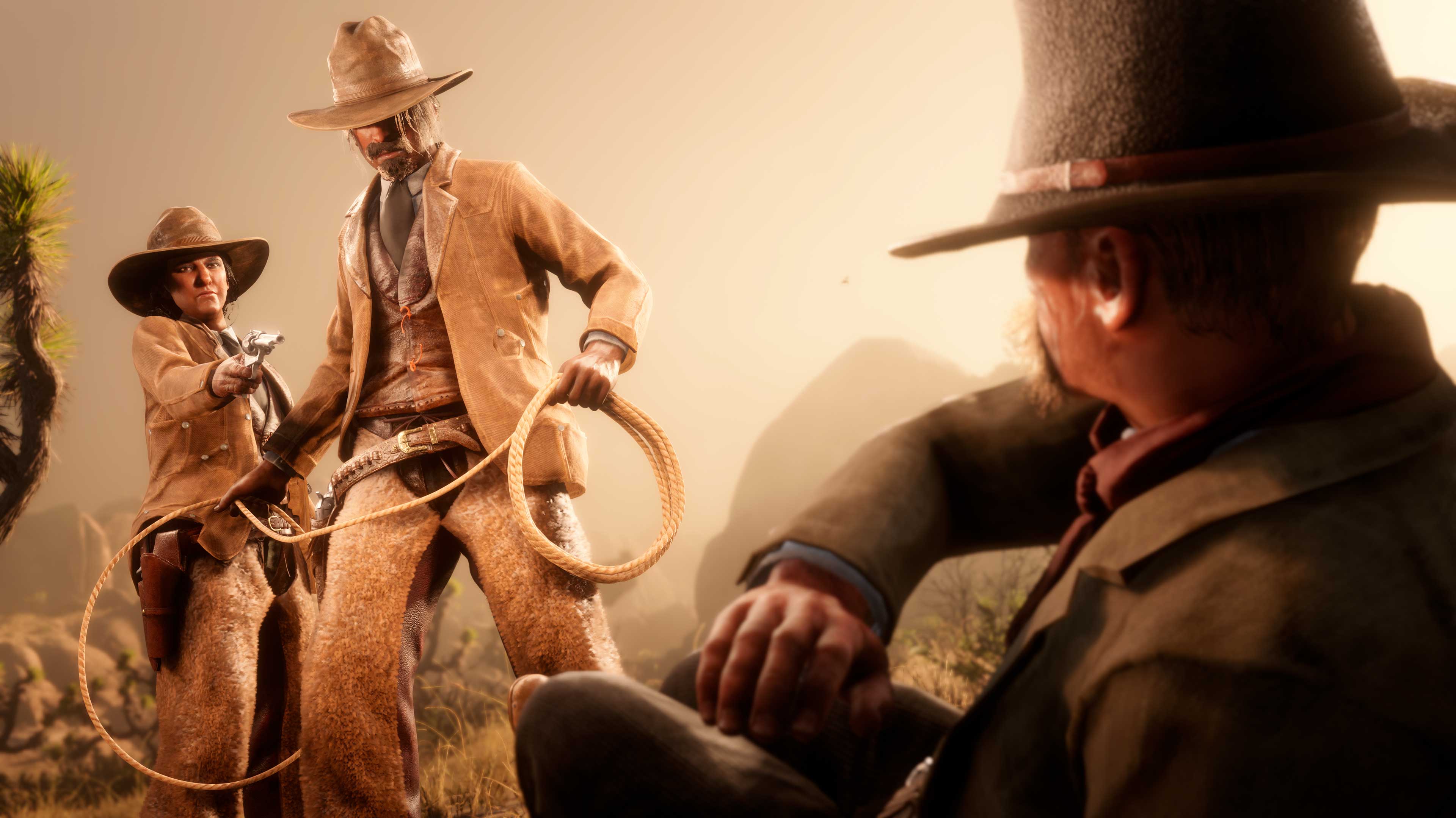 Dois personagens de Red Dead Online se aproximam de um personagem encolhido e acuado, um deles apontando seu revólver e o outro preparando um laço.
