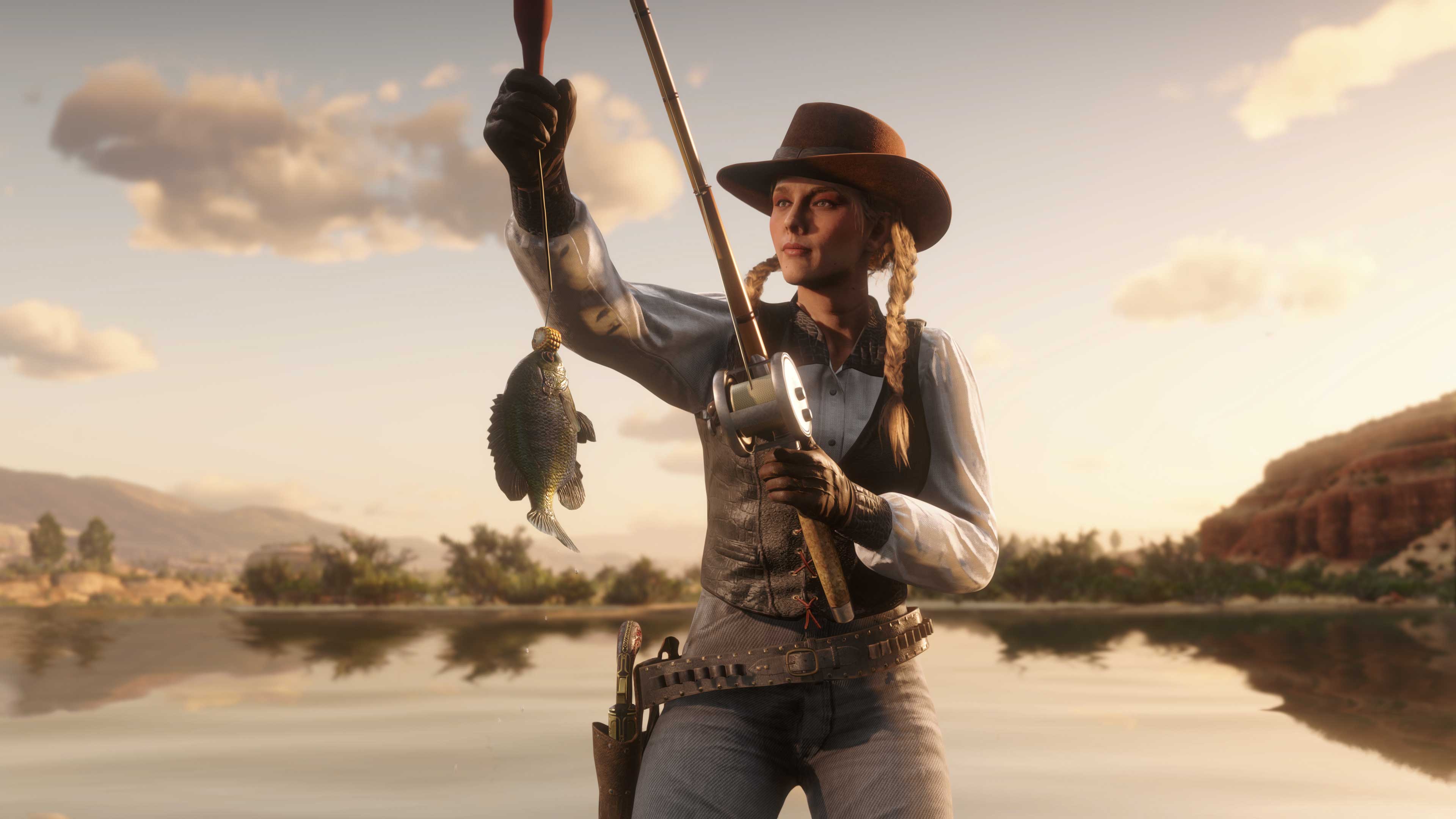 Um personagem de Red Dead Online segura a linha da vara de pescar com um peixe fisgado.