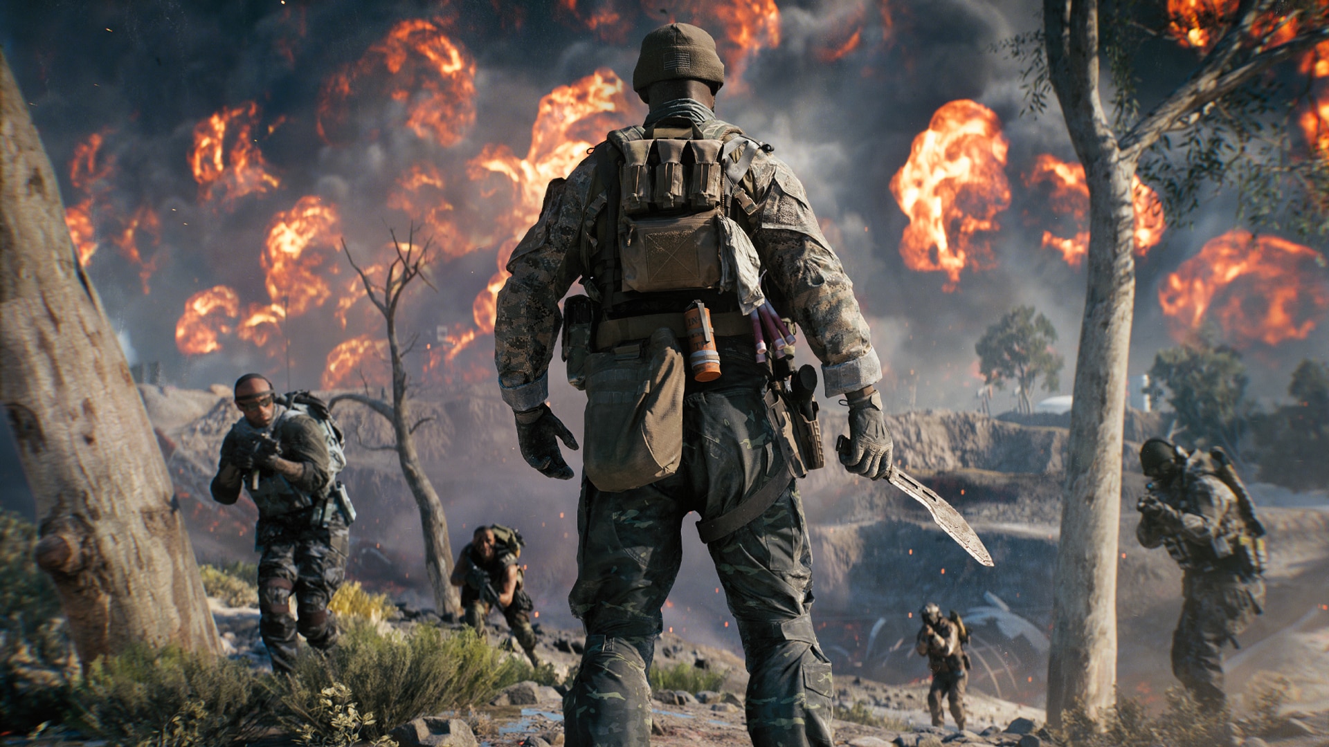 Soldado em primeiro plano segurando uma faca enquanto outros soldados se movem por um campo de batalha com grandes explosões atrás deles.