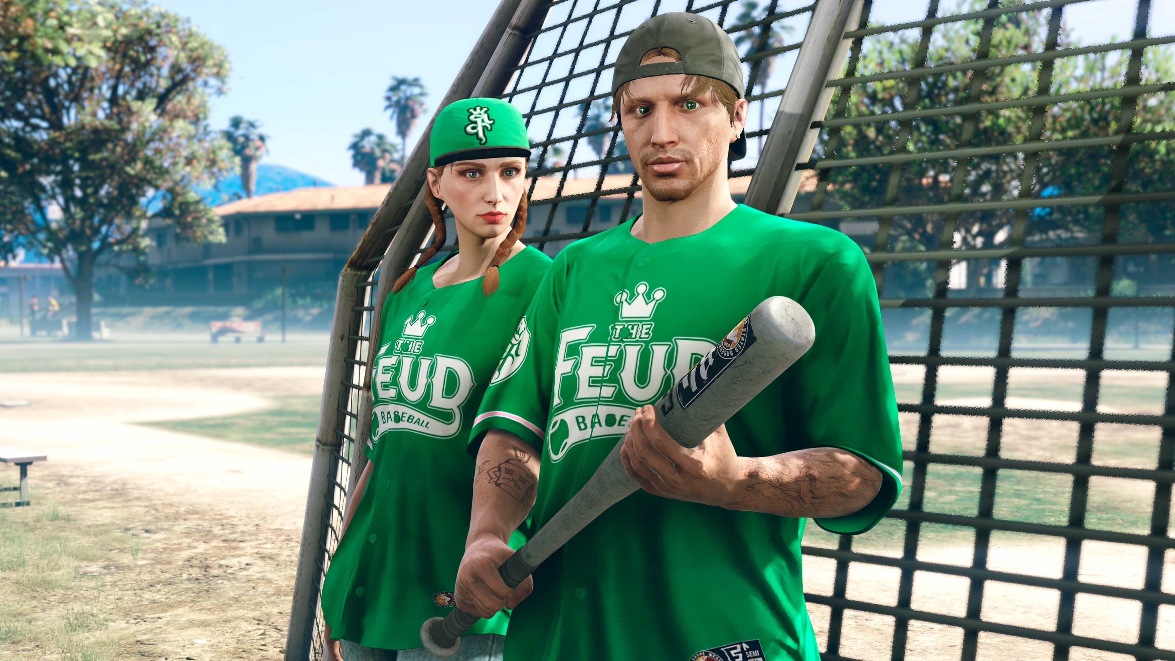 Dois personagens de GTA Online vestidos com a Camisa Beisebol Feud próximos de um campo de beisebol.