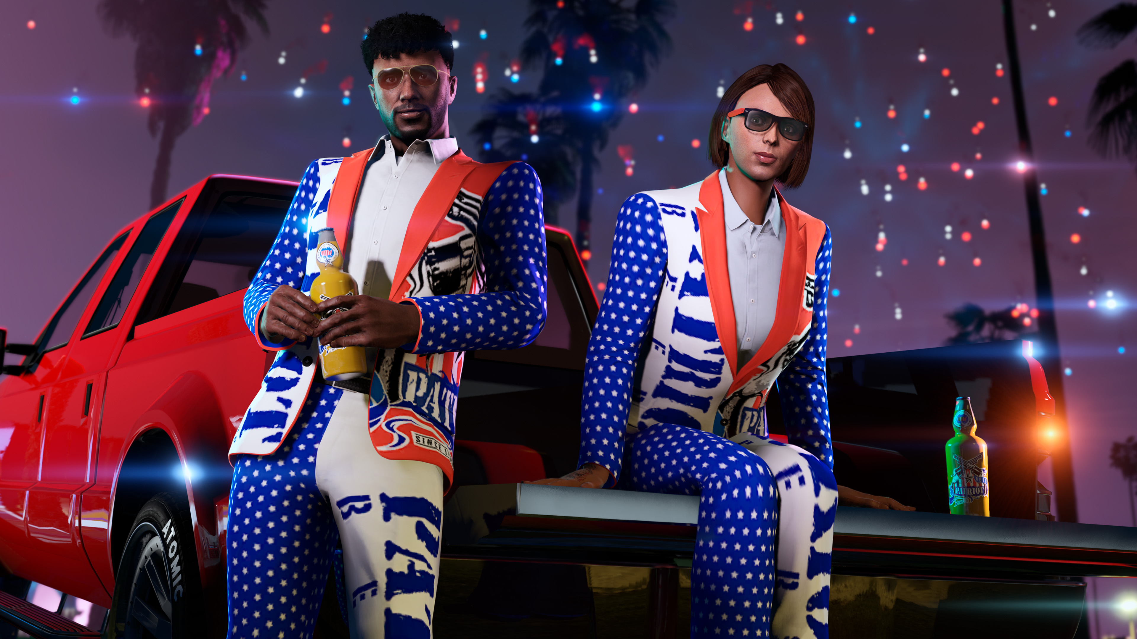 Dois personagens de GTA Online vestidos com a Jaqueta e Calças Dia da Independência enquanto fogos de artifício explodem ao fundo.