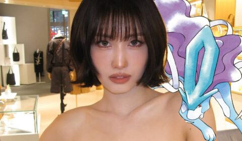 Momo, do TWICE, surpreende fãs ao abrir carta rara de Pokémon para usar no celular